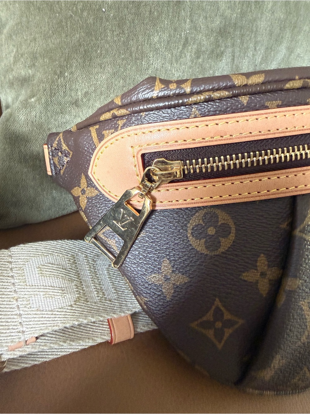 Louis Vuitton Monogram High rise bumbag - Picture 3 of 16